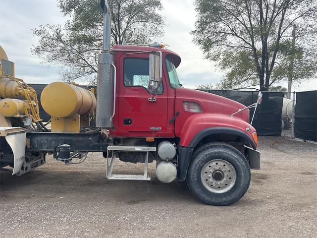 Image of Mack CV513 equipment image 4