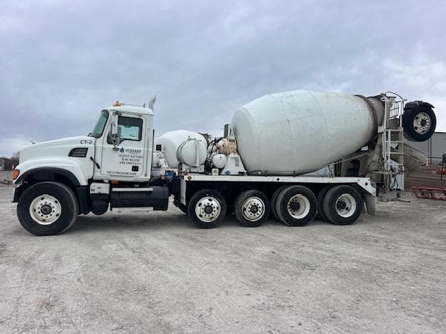 Image of Mack Granite CV713 equipment image 2