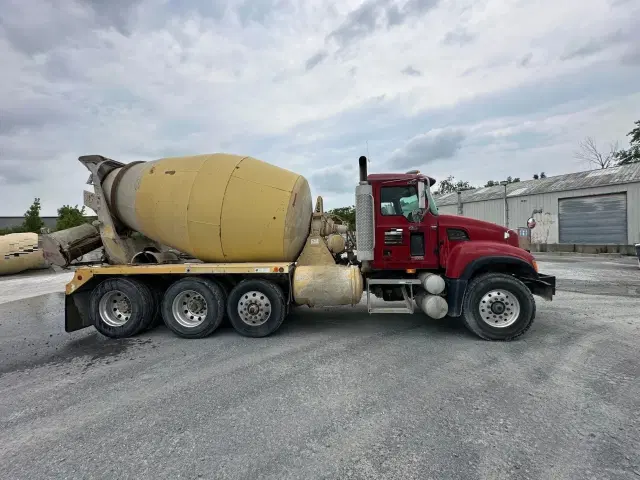 Image of Mack Granite CV713 equipment image 4