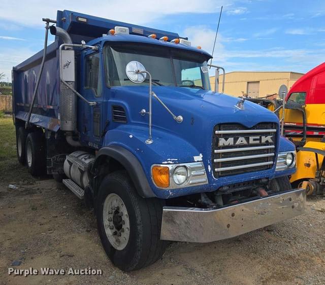 Image of Mack Granite CV713 equipment image 2