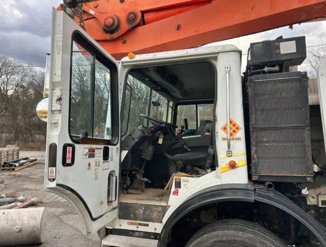 Image of Mack MR688S equipment image 4