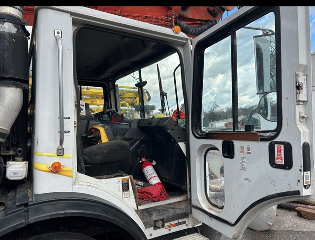 Image of Mack MR688S equipment image 4