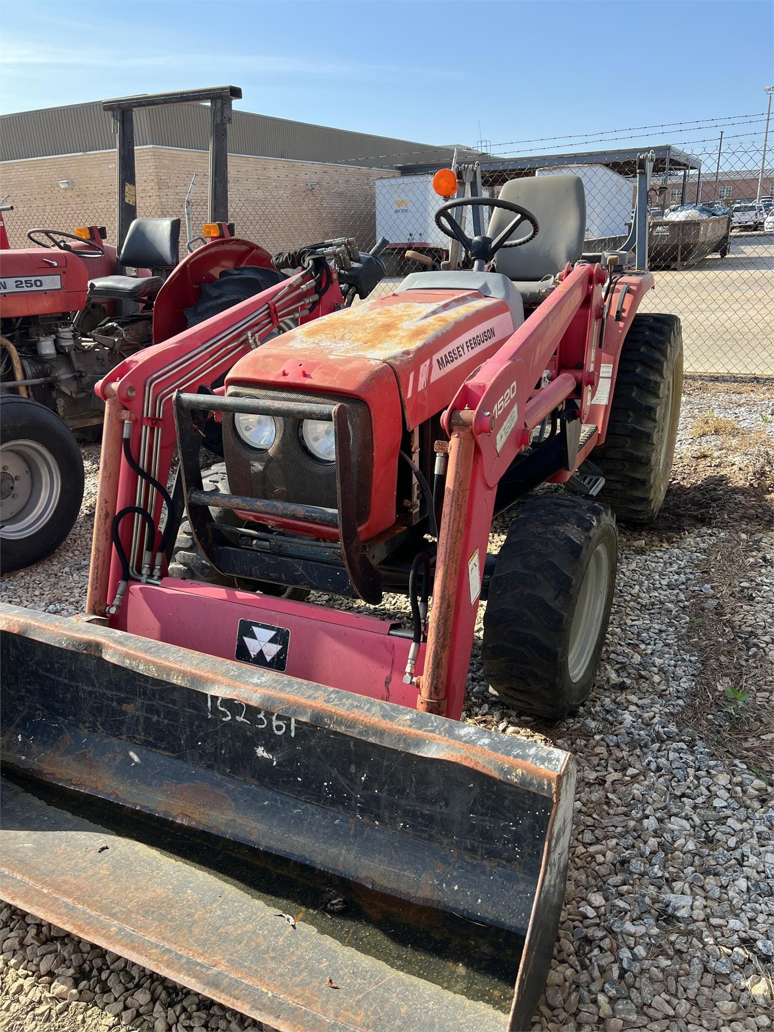 Main image Massey Ferguson 1528