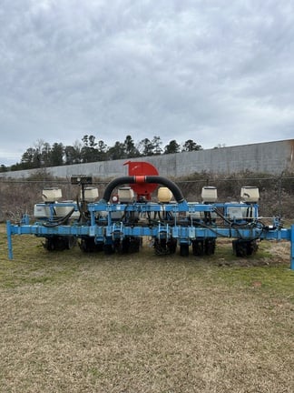SOLD - 2005 Monosem NG Plus 2 Stock No. 122360 Planting with 6 Rows ...