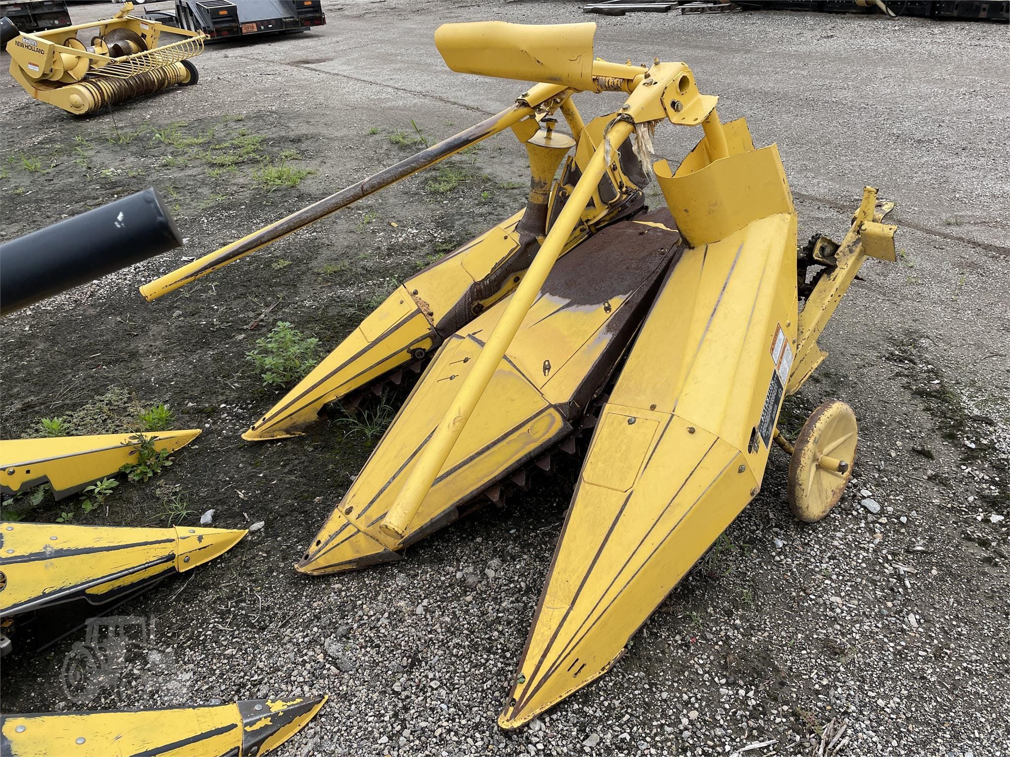 2005 New Holland 824 Equipment Image0