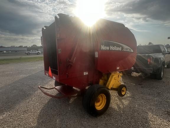 Image of New Holland BR740 equipment image 4