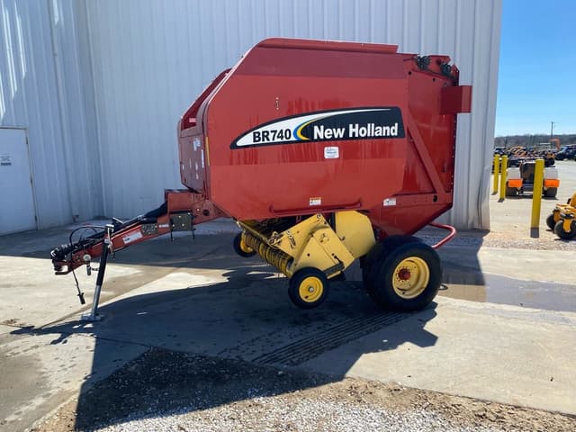 Image of New Holland BR740 equipment image 4