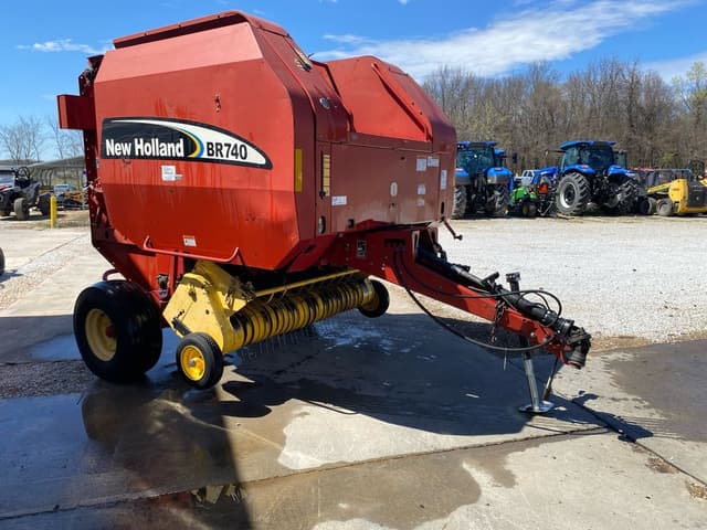 Image of New Holland BR740 equipment image 2