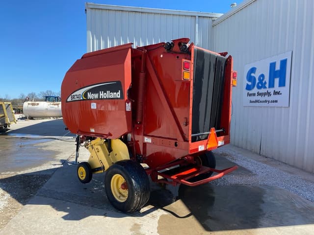 Image of New Holland BR740 equipment image 4