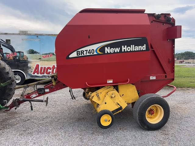 Image of New Holland BR740 equipment image 4