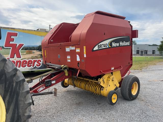 Image of New Holland BR740 equipment image 2