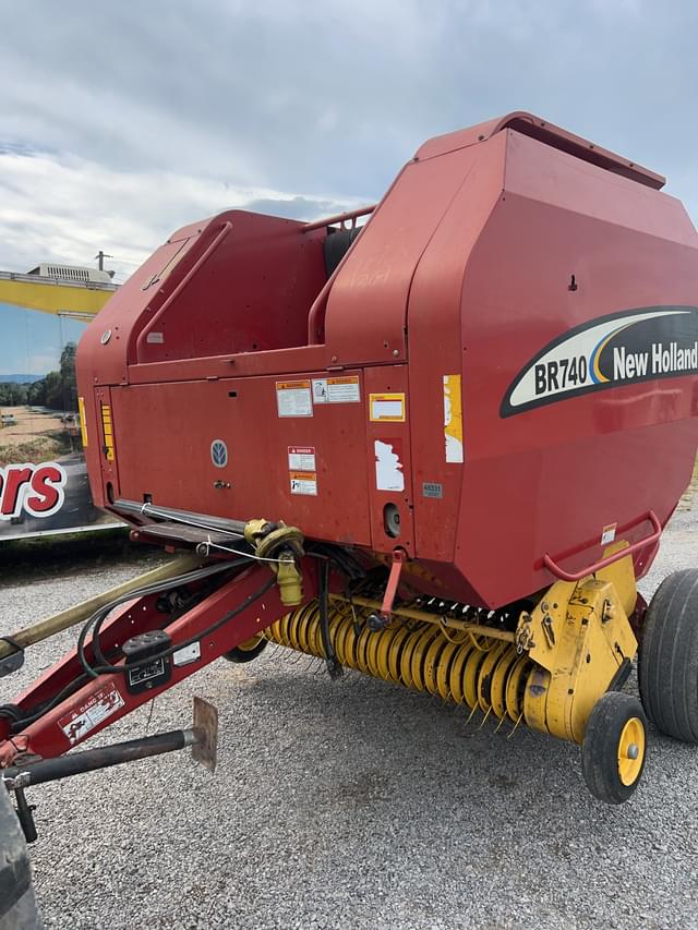 Image of New Holland BR740 equipment image 1
