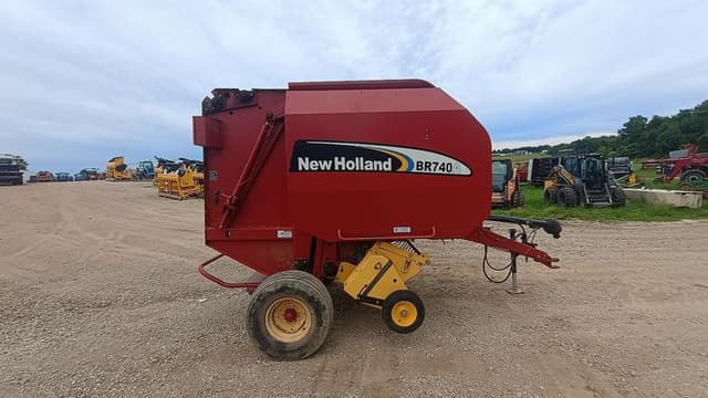 Image of New Holland BR740A equipment image 4