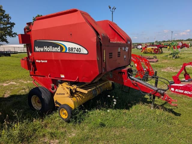 Image of New Holland BR740A equipment image 3