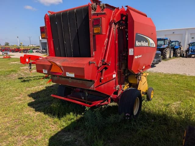 Image of New Holland BR740A equipment image 2