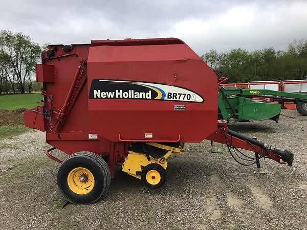 Image of New Holland BR770A equipment image 4