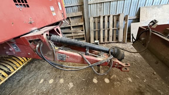 Image of New Holland BR780 equipment image 2