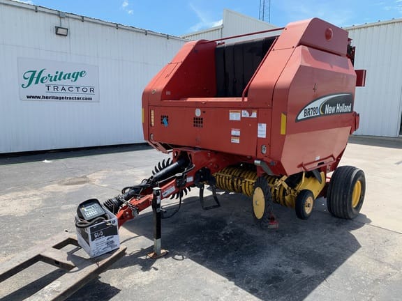 2005 New Holland BR780 Equipment Image0