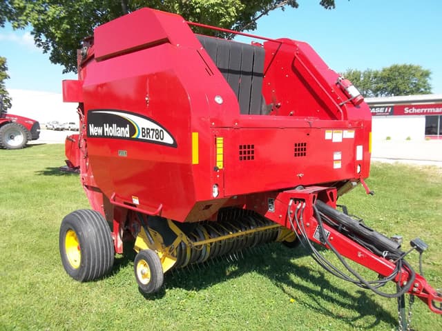Image of New Holland BR780 equipment image 3