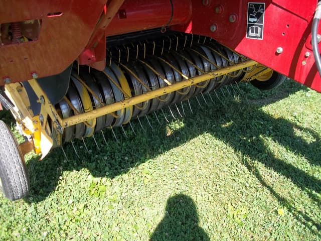 Image of New Holland BR780 equipment image 4