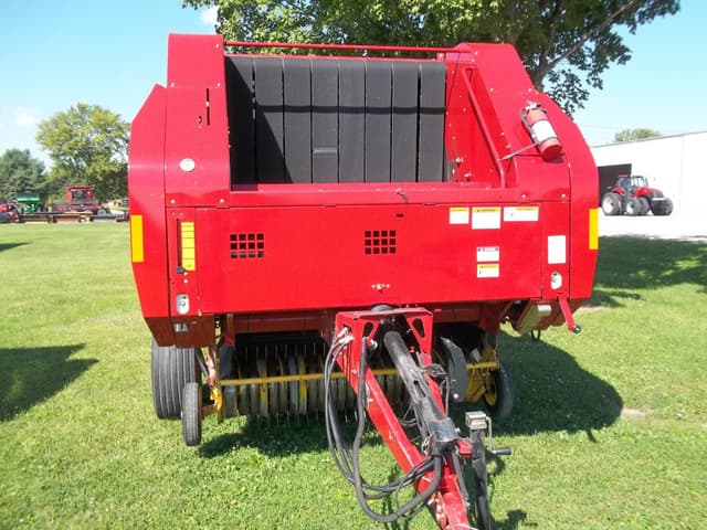 Image of New Holland BR780 equipment image 2