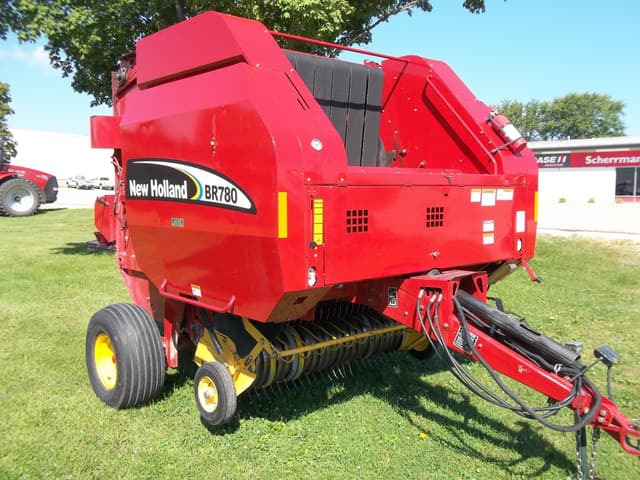 Image of New Holland BR780 equipment image 3