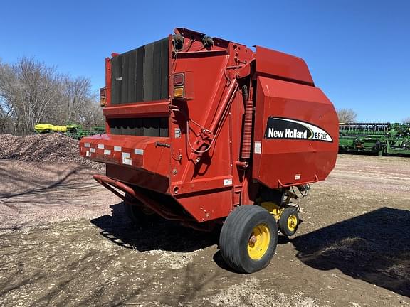 Image of New Holland BR780 equipment image 3