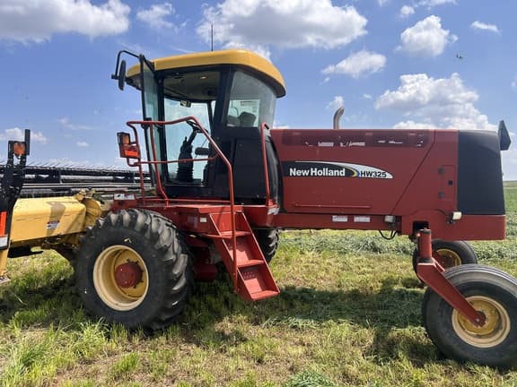 Image of New Holland HW325 equipment image 2