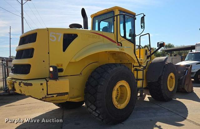 Image of New Holland LW230.B equipment image 4