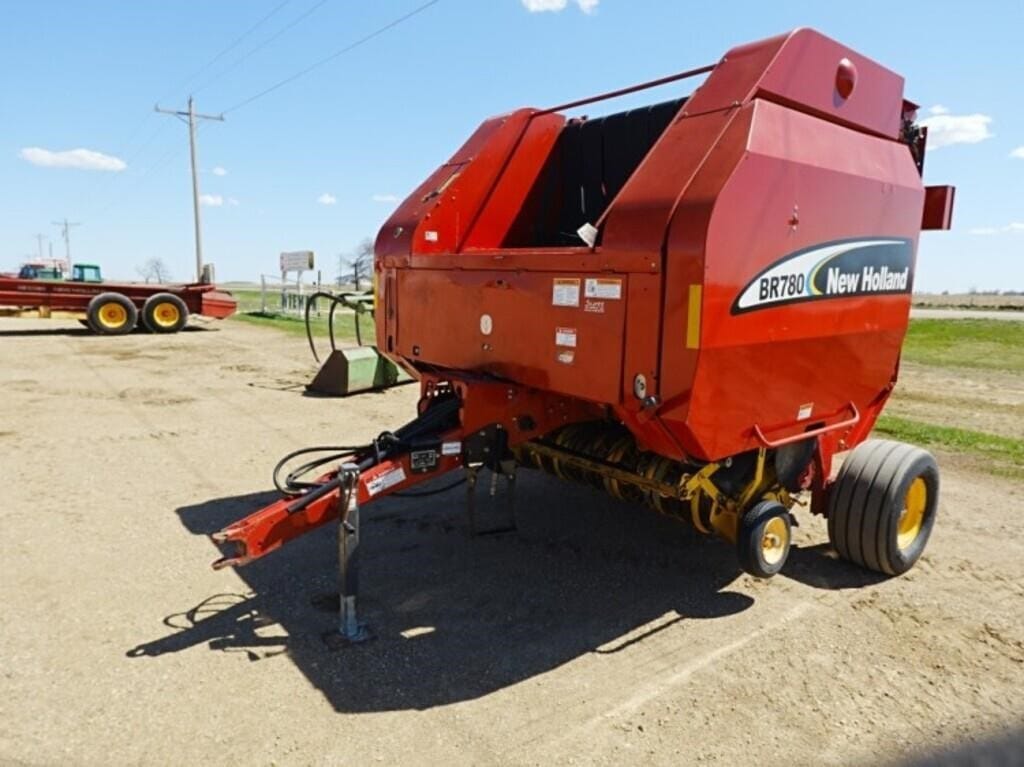 2005 New Holland BR780 Equipment Image0