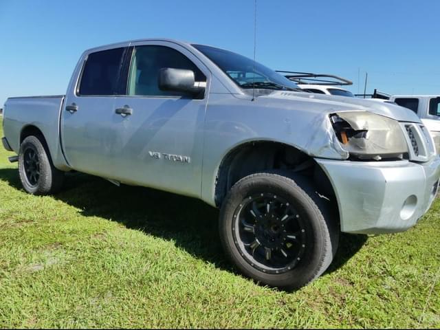 Image of Nissan Titan equipment image 1