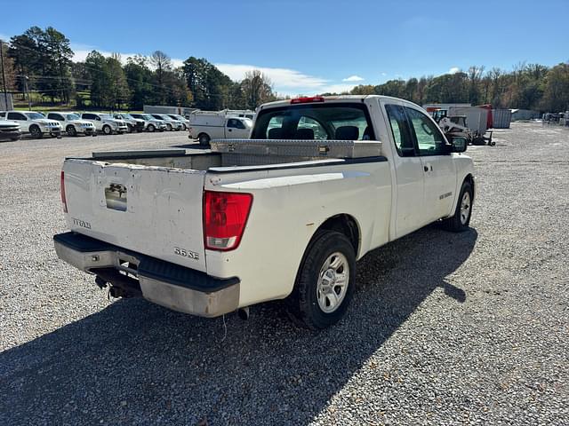 Image of Nissan Titan equipment image 1