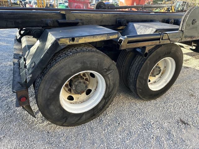 Image of Peterbilt 335 equipment image 3