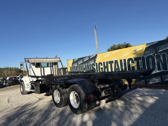 Image of Peterbilt 335 equipment image 1