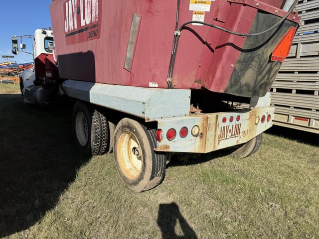 Image of Peterbilt 335 equipment image 4