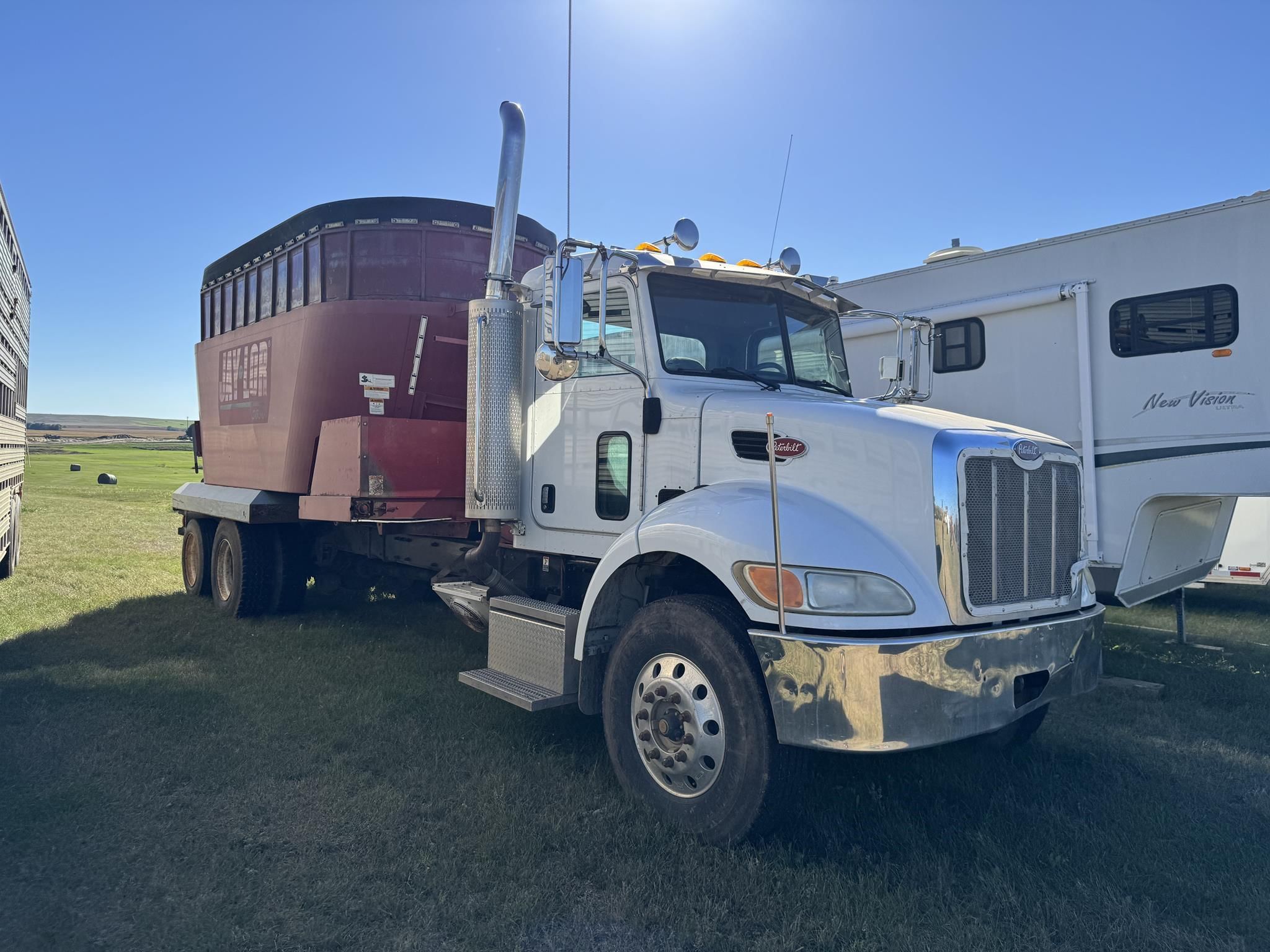 2005 Peterbilt 335 Equipment Image0