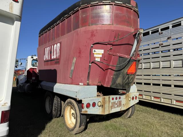 Image of Peterbilt 335 equipment image 3