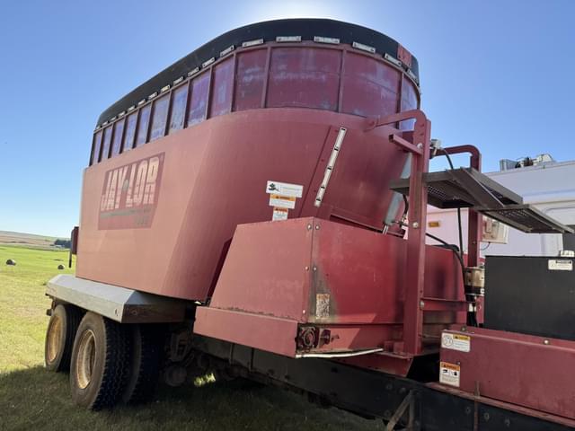 Image of Peterbilt 335 equipment image 2