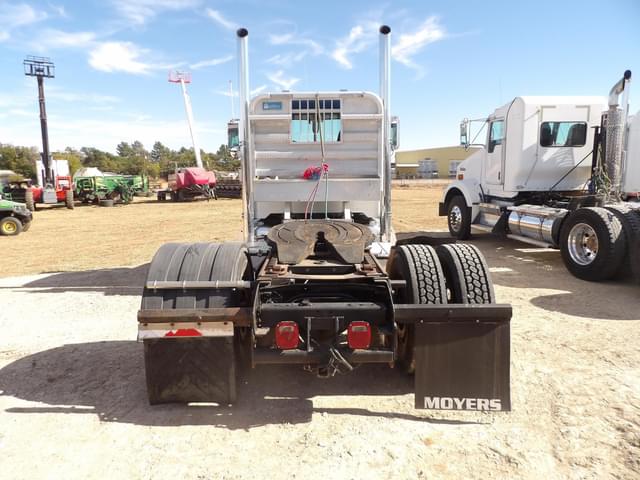 Image of Peterbilt 335 equipment image 3