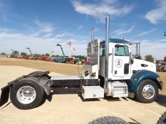 Image of Peterbilt 335 equipment image 1