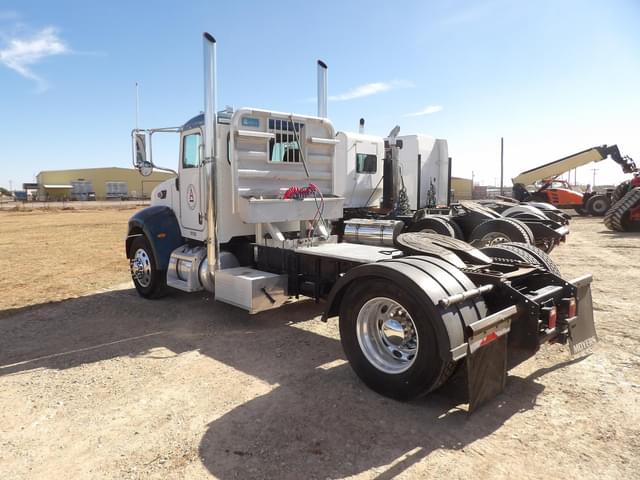 Image of Peterbilt 335 equipment image 4