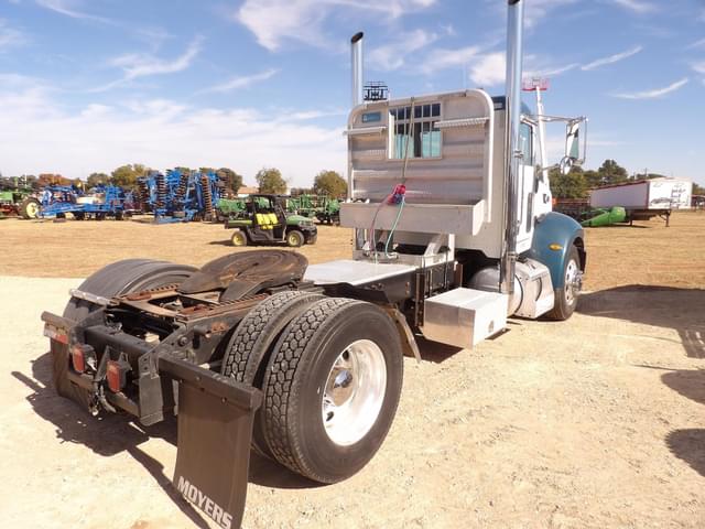 Image of Peterbilt 335 equipment image 2