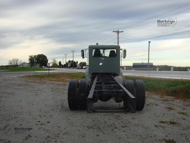 Image of Peterbilt 335 equipment image 4