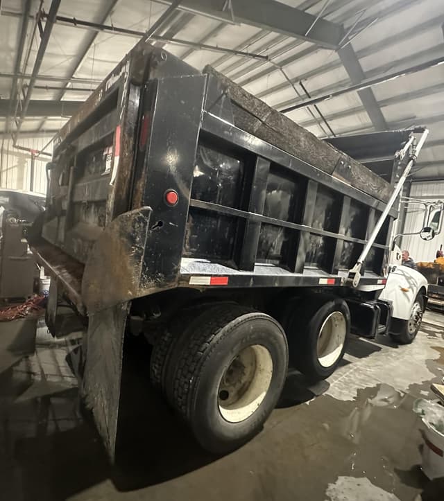 Image of Peterbilt 335 equipment image 2