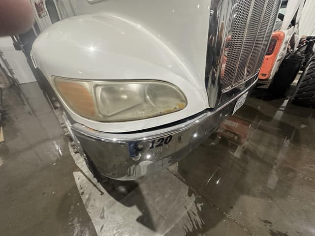 Image of Peterbilt 335 equipment image 4