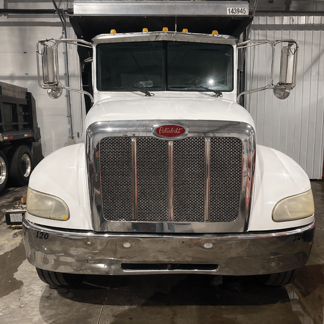 Image of Peterbilt 335 equipment image 4