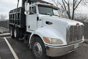 2005 Peterbilt 335 Image