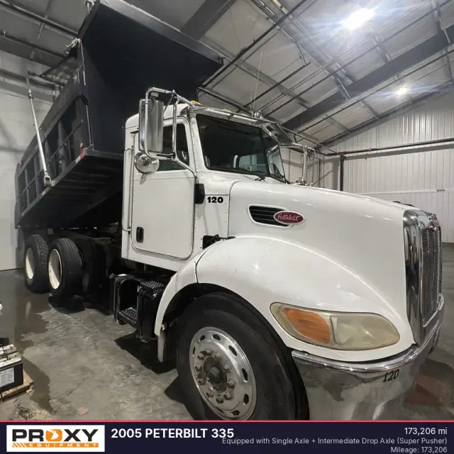 Image of Peterbilt 335 equipment image 2