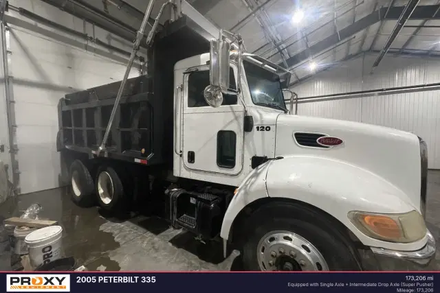 Image of Peterbilt 335 equipment image 1