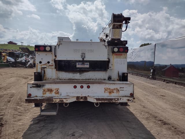 Image of Peterbilt 335 equipment image 1